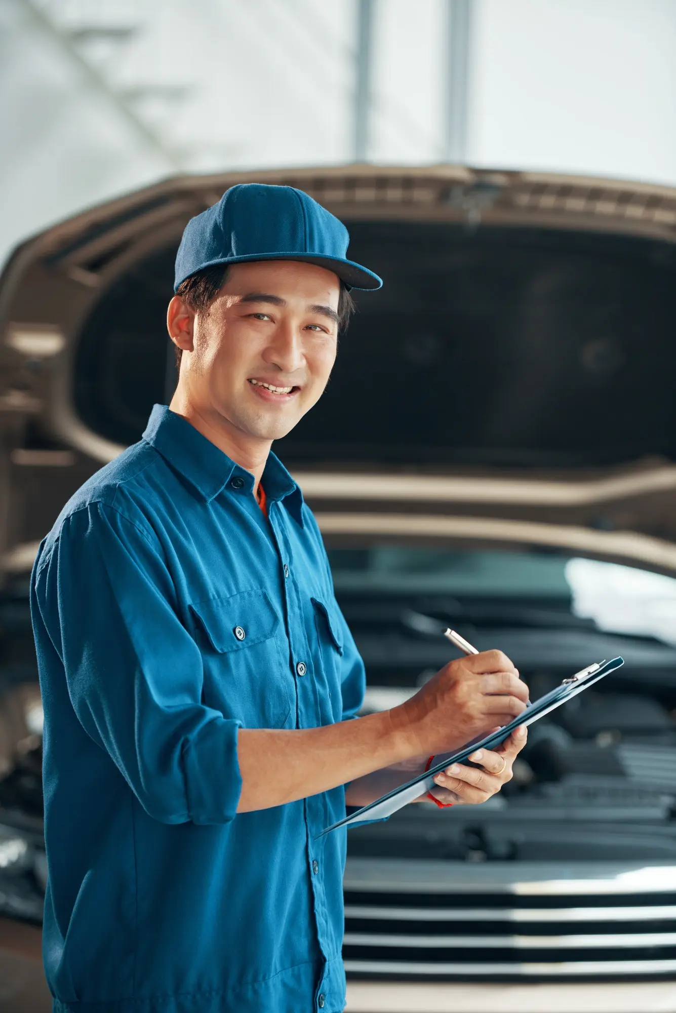 mechanic-makes-a-conclusion-in-the-service